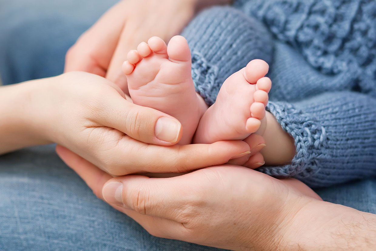 AdobeStock_104171690 Babyfußabdruck auf Keramik, Keramik bemalen Eigenlob
