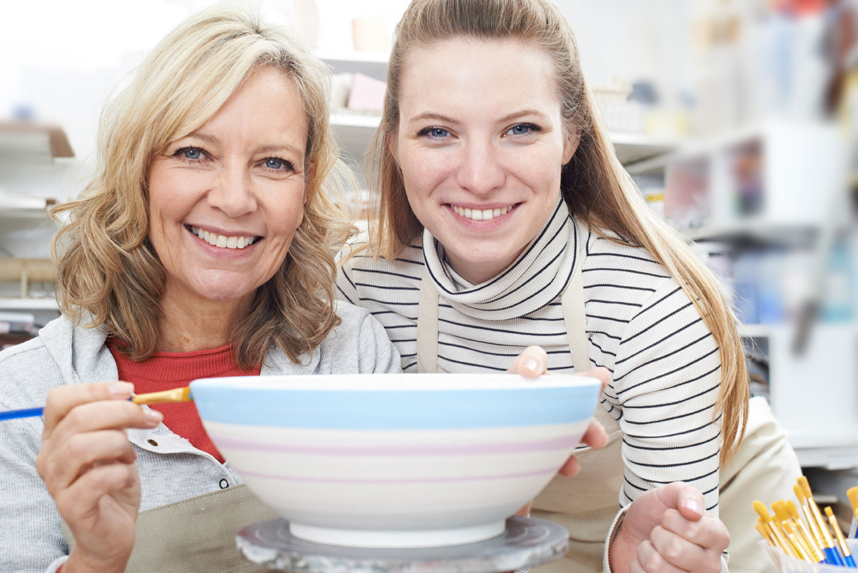 AdobeStock_174746314 Keramikmalen mit Anleitung, Keramik bemalen Eigenlob