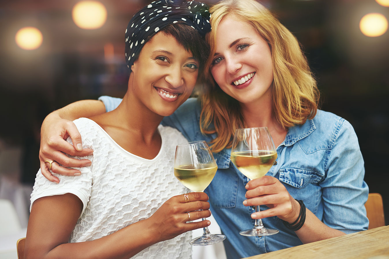 AdobeStock_94921737 Junggesellinnenabschied zwei Frauen mit Sektgläsern, Keramik bemalen Eigenlob