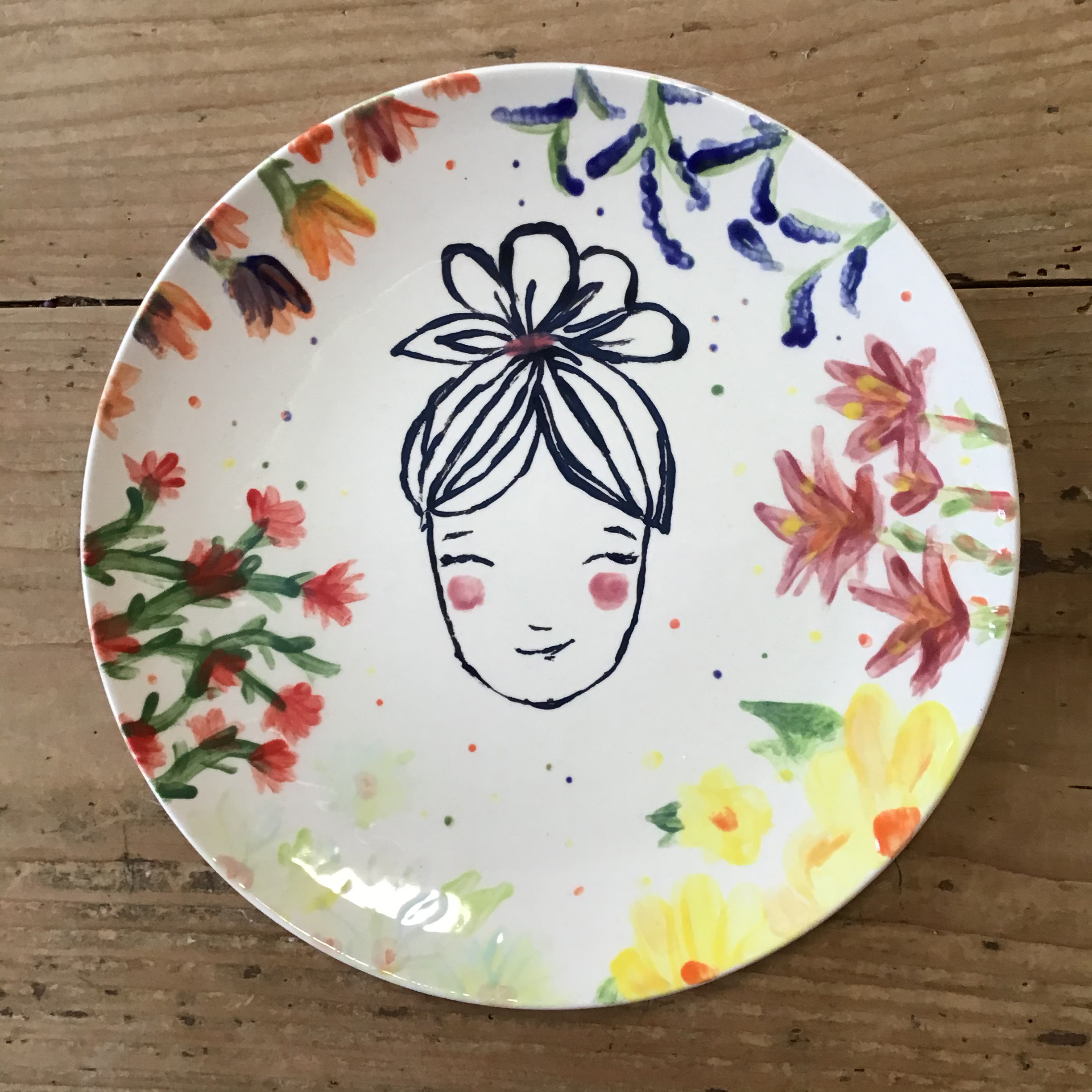 Gesicht und Blumen auf Teller, Keramik selbst bemalen