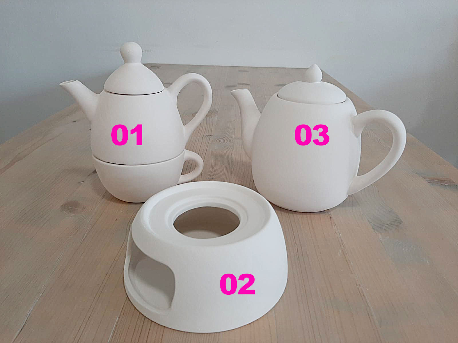 Teekannen und Stövchen aus Keramik